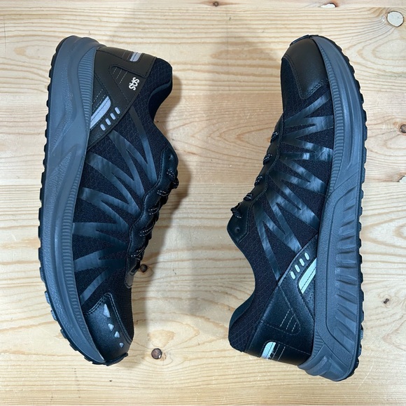 NWOB SAS Pursuit Vibram Lace Up Sneakers
Stability 
Men’s D width 
Black/Black - Picture 4 of 8